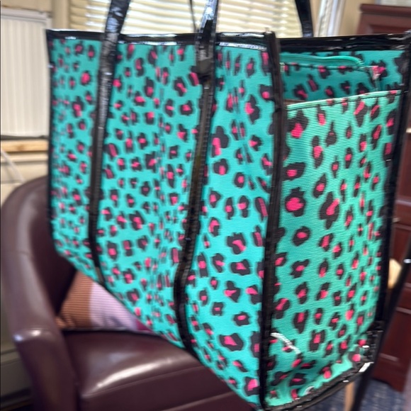IMAN Green and Pink Tote Bag with Bold Design - Picture 3 of 4